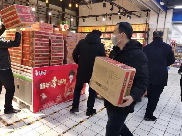 抗击疫情 安阳市商务局组织到华联超市帮助上货