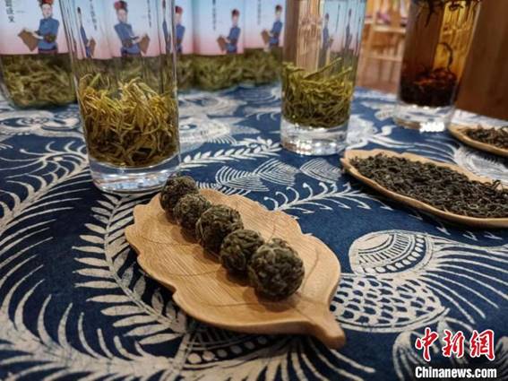 说明: 店铺里展示的贵州绿茶。　石小杰 摄