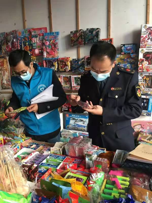 对人民路小学周边门店进行日常检查（朝阳社区供图）